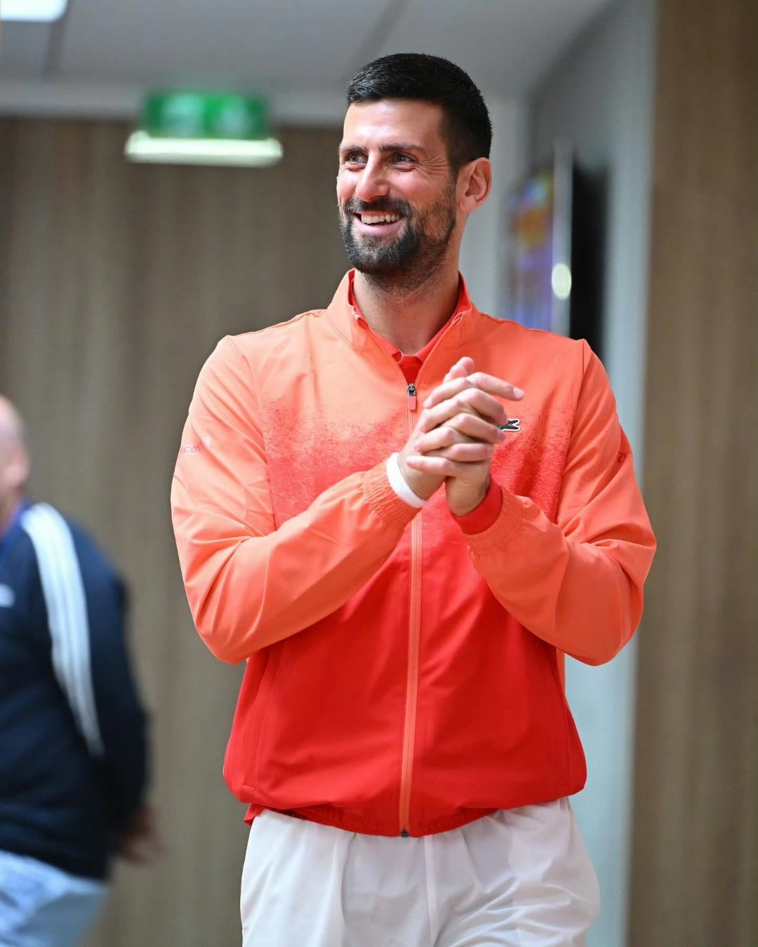 爱游戏-关于德约科维奇回归赛场，战术调整首场状态亮眼，老鹰观众沸腾！的信息